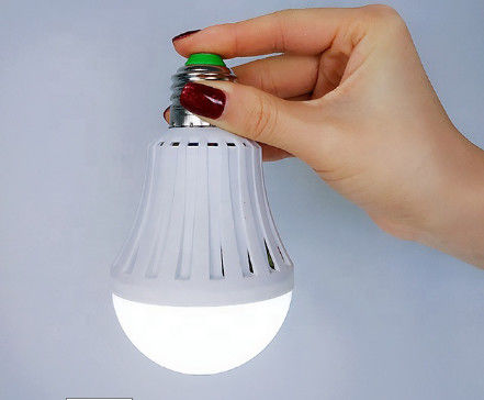 مصابيح كهربائية LED للطوارئ قابلة لإعادة الشحن داخلي 18 وات لمبة LED AC100 - 240 فولت